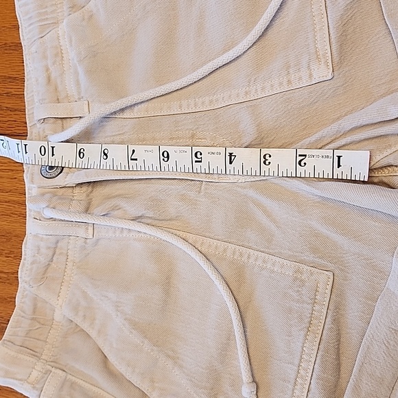 American Eagle Stretchy Cream Shorts - Picture 9 of 10